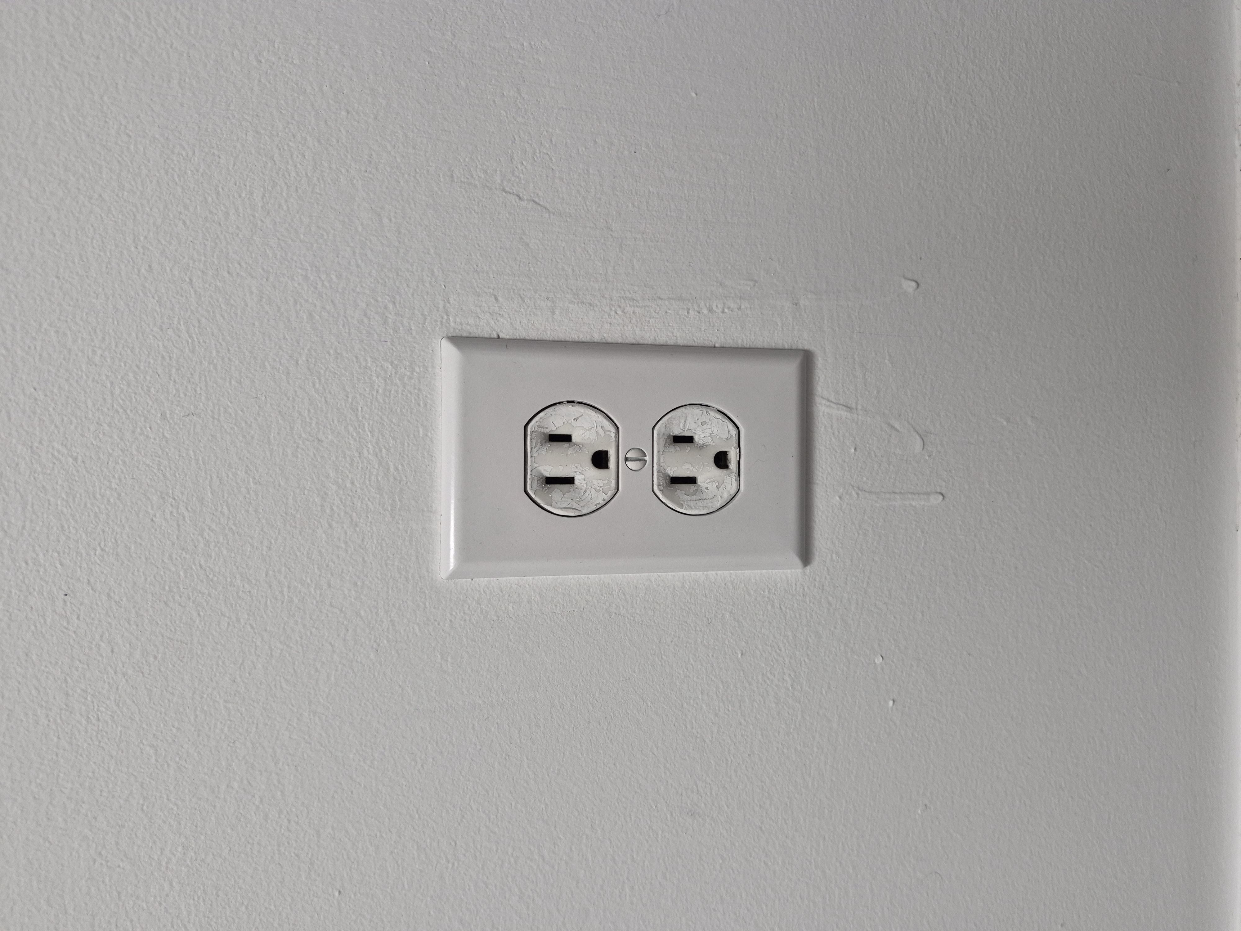 Grounded wall outlet near the setup location